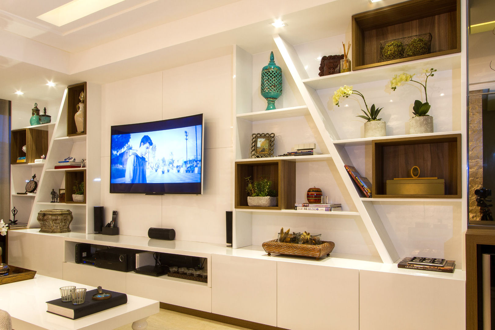 Apartamento com personalidade em Maceió Alagoas, Cris Nunes Arquiteta Cris Nunes Arquiteta Ruang Keluarga Klasik Accessories & decoration