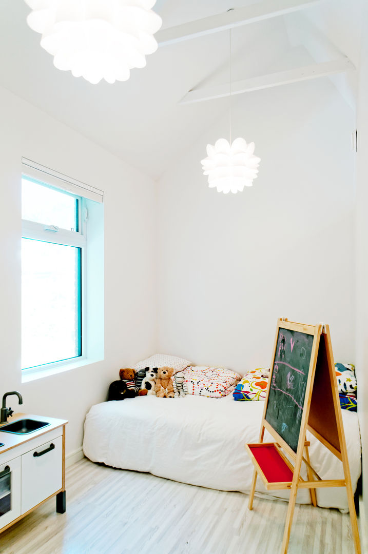 Our House, Solares Architecture Solares Architecture Dormitorios infantiles minimalistas