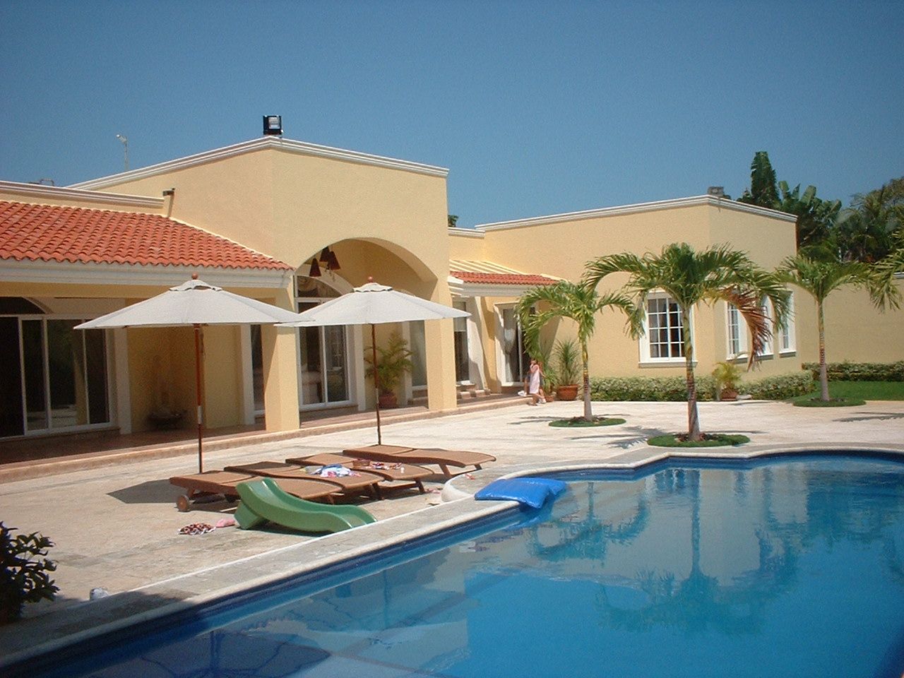 CASA AMARILLA / YELLOW HOUSE , SG Huerta Arquitecto Cancun SG Huerta Arquitecto Cancun Piscinas de jardim Azulejo