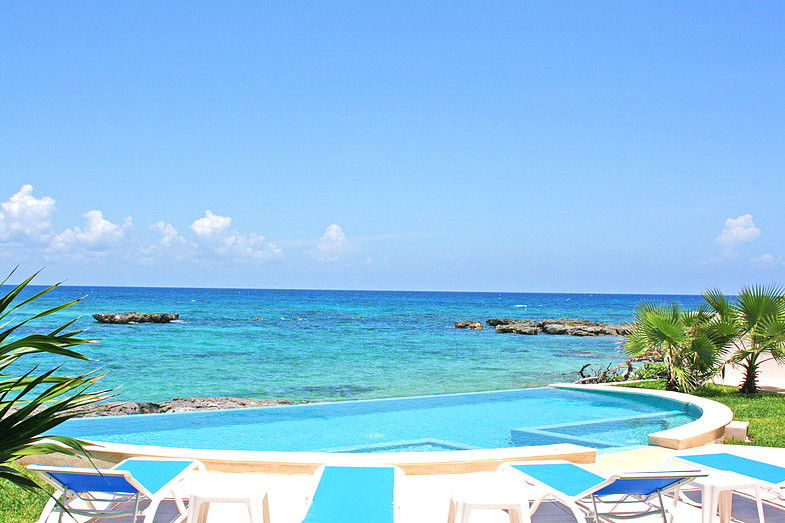 Villa Gauguin, SG Huerta Arquitecto Cancun SG Huerta Arquitecto Cancun モダンスタイルの プール タイル