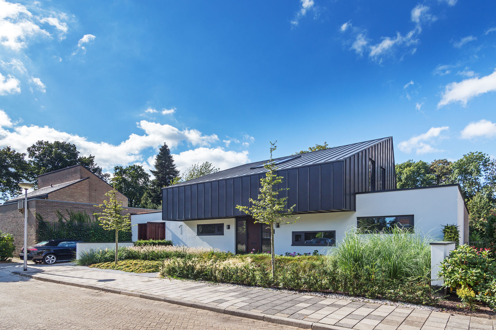 voorzijde Villa Wierden - schipperdouwesarchitectuur schipperdouwesarchitectuur Moderne huizen Aluminium / Zink duurzaam energiezuinig zink stucwerk hout modern eigentijds