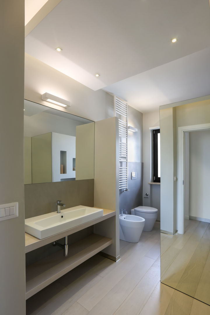 Casa "Elle" bianca e grigia, MAMESTUDIO MAMESTUDIO Minimalist style bathrooms