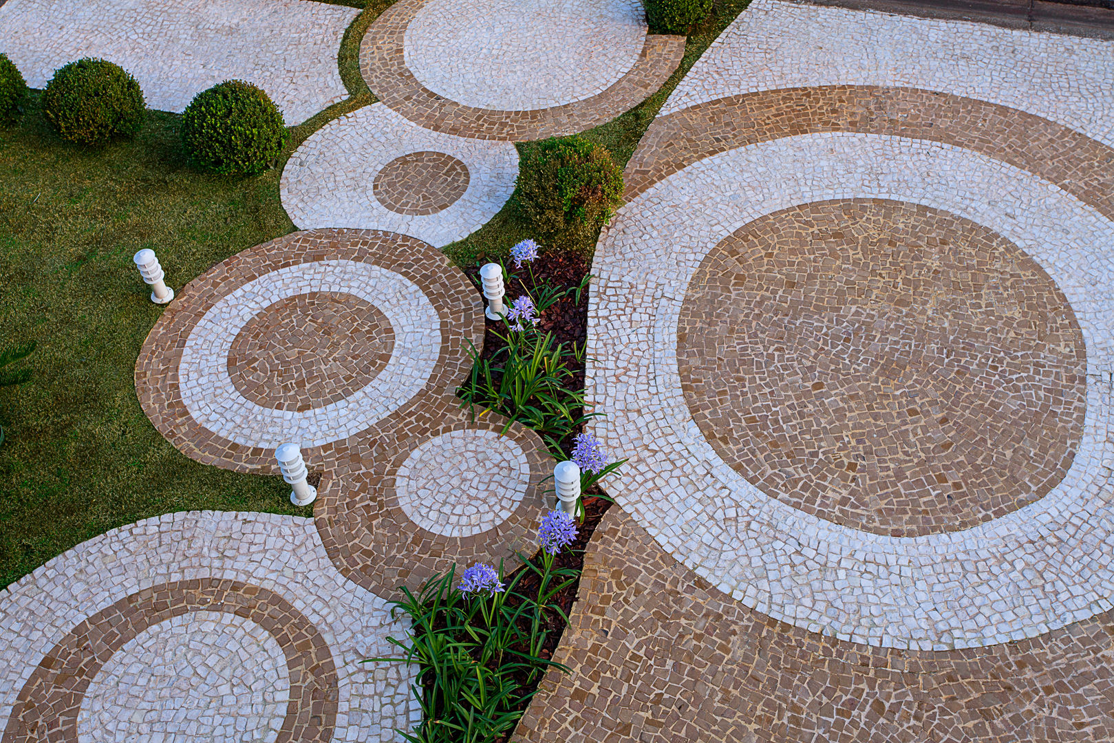 homify Jardins modernos pedra portuguesa,paisagismo,curvas