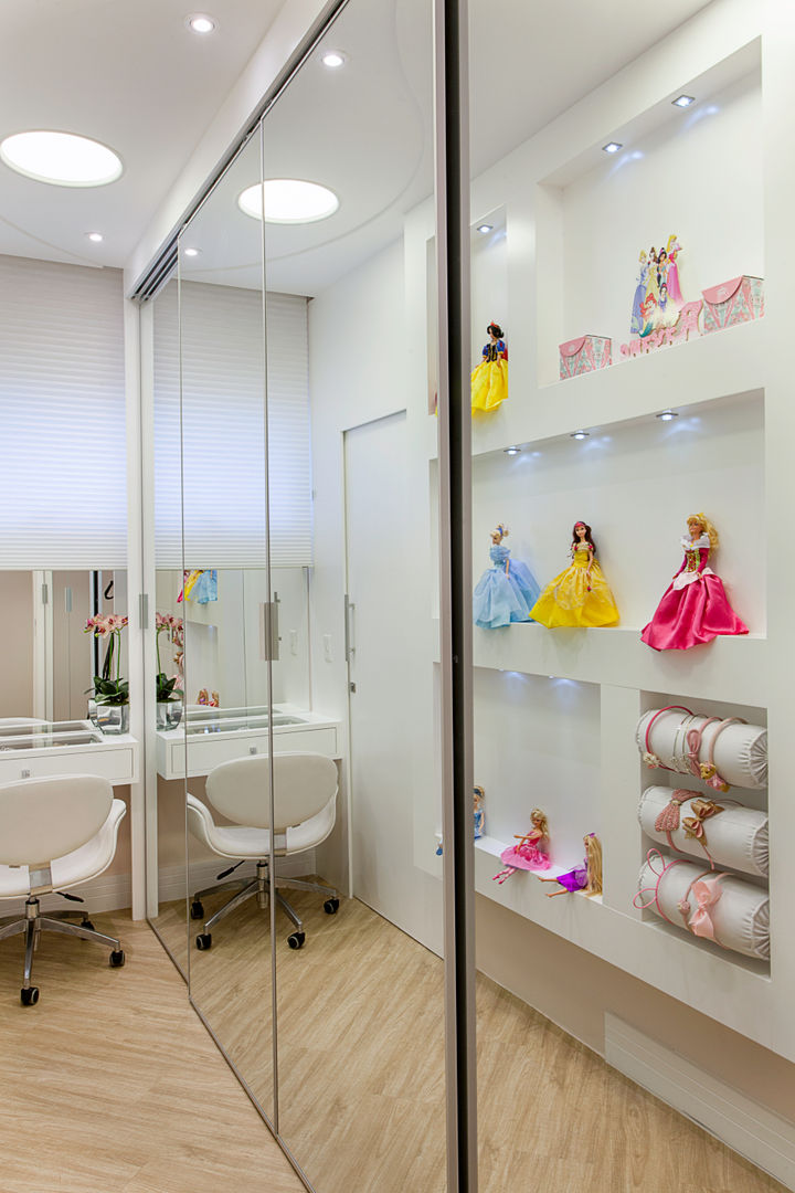 homify Modern dressing room