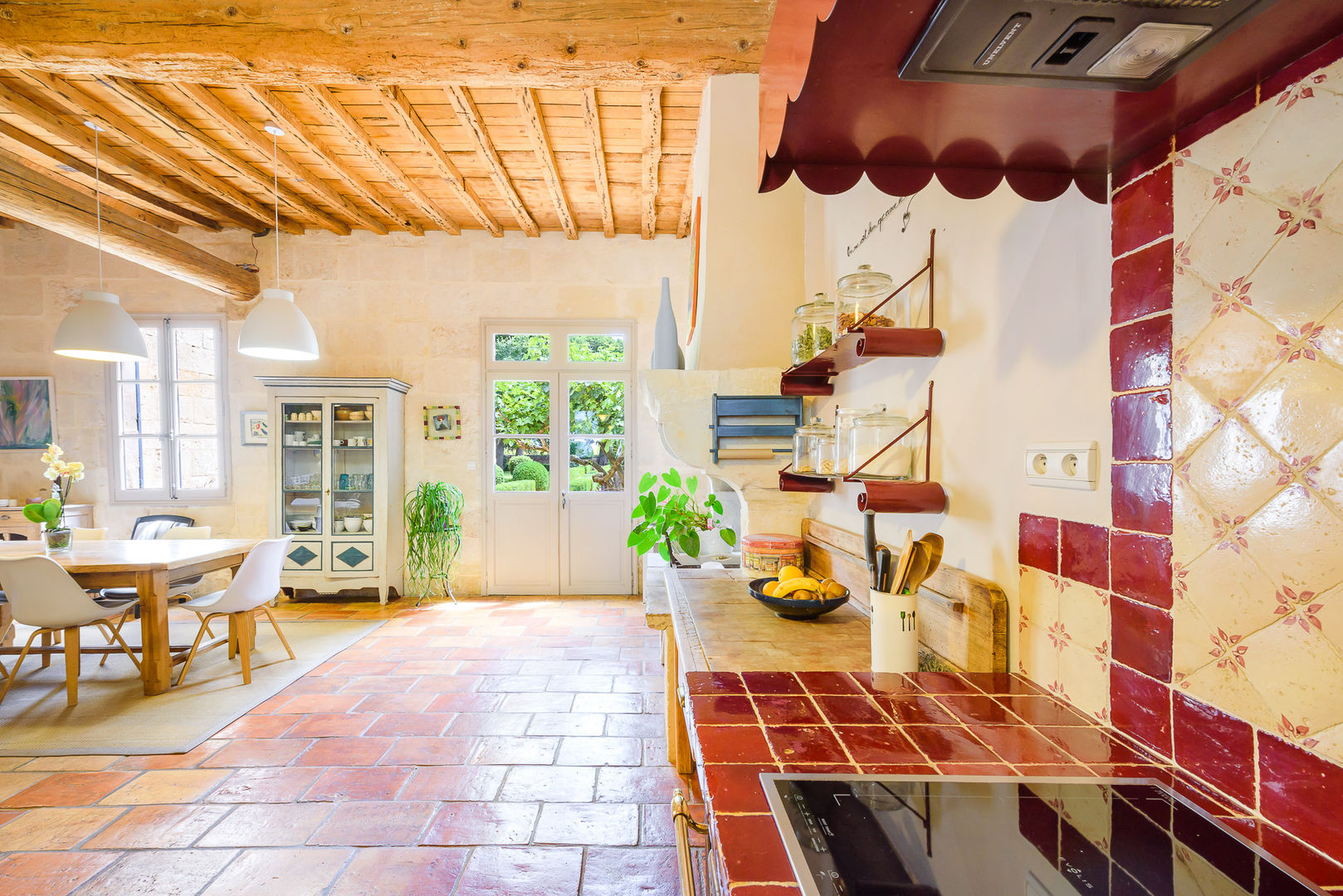 Rénovation d'un grand mas en pierre, Laurence champey Laurence champey Kitchen Wood Wood effect