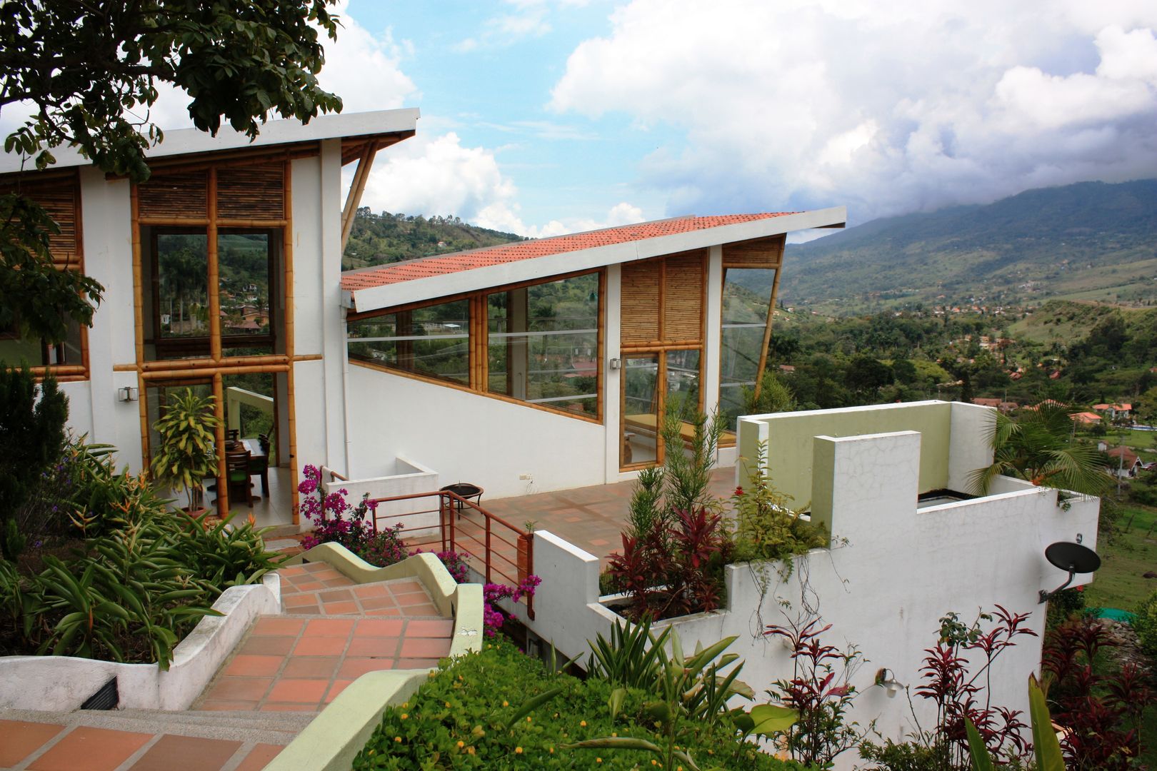 Construcción Ecológica, Zuarq. Arquitectos SAS Zuarq. Arquitectos SAS Modern windows & doors Bamboo Green