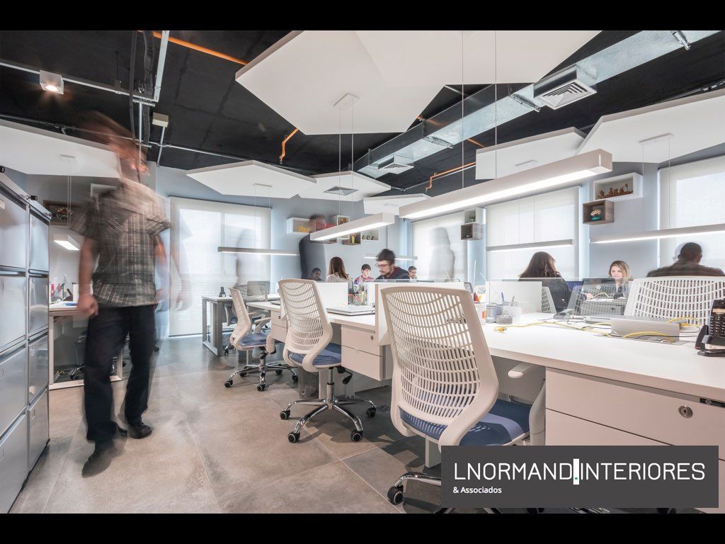 Espaço de Trabalho com forro aparente Lnormand Interiores Espaços comerciais moveis,forro,piso de cimento,tubulação,gesso,iluminação LED,staff,Lojas e imóveis comerciais