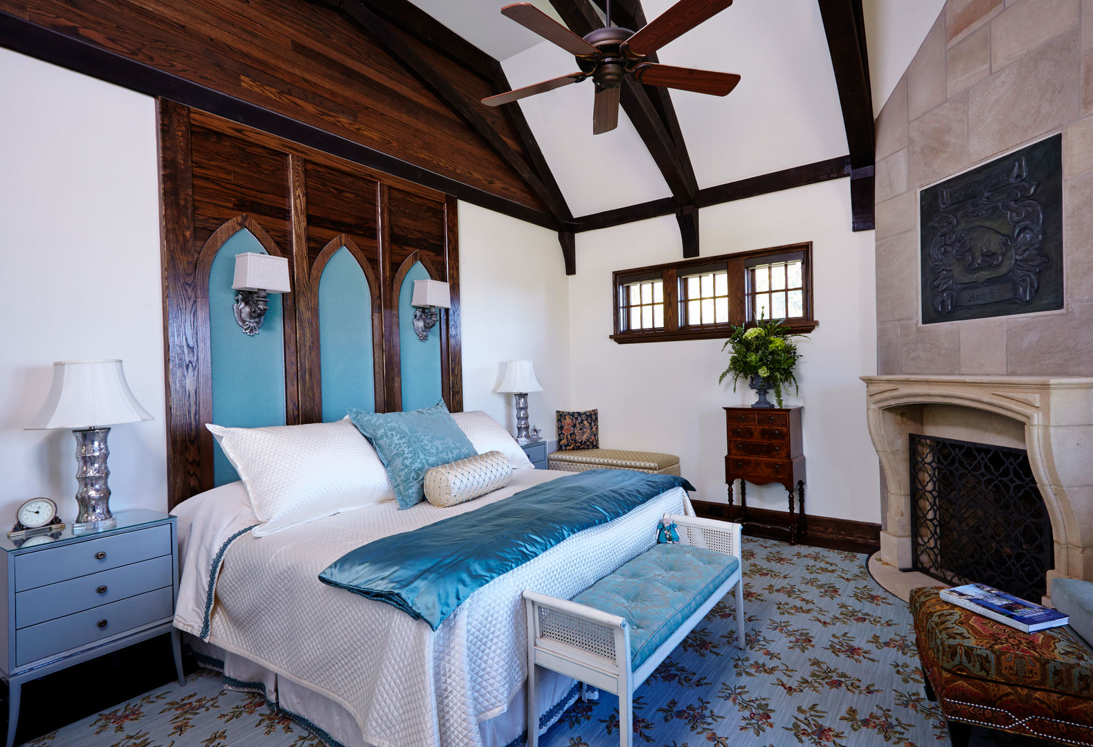 English Abbey, Jeffrey Dungan Architects Jeffrey Dungan Architects Country style bedroom Turquoise