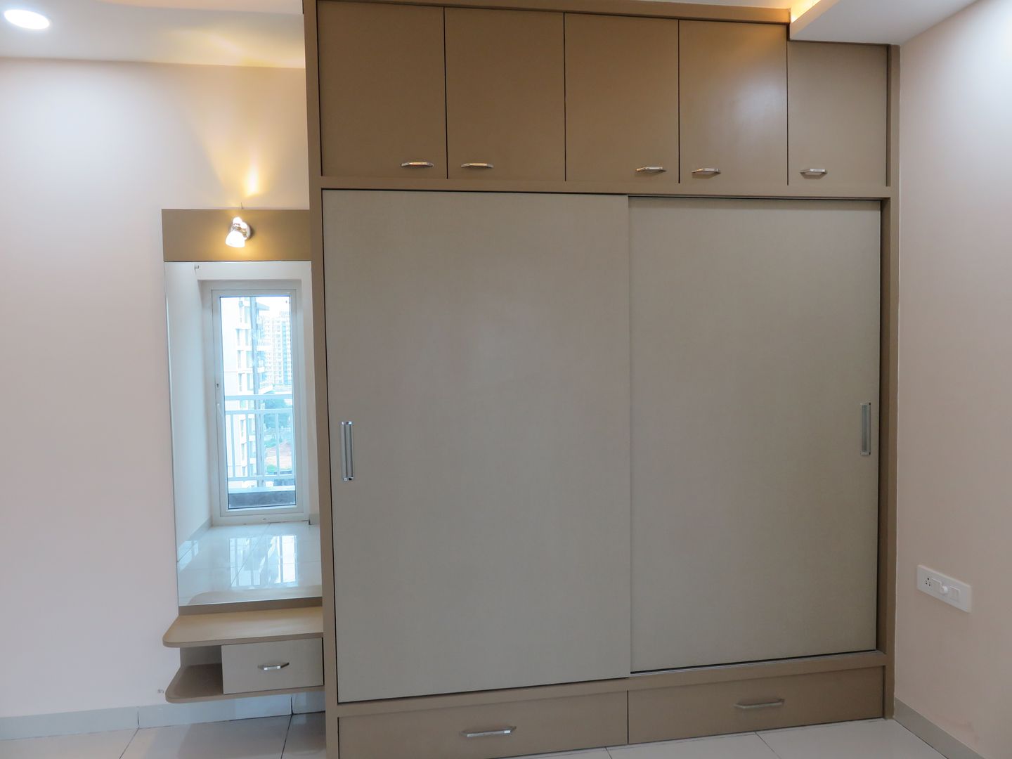 An elderly couple's flat with beige & chocolate interiors, Bluebell Interiors Bluebell Interiors 모던스타일 침실 합판
