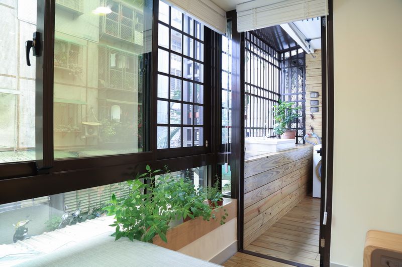 日光森活‧三十年老屋新生命 微自然室內裝修設計有限公司 Modern balcony, veranda & terrace