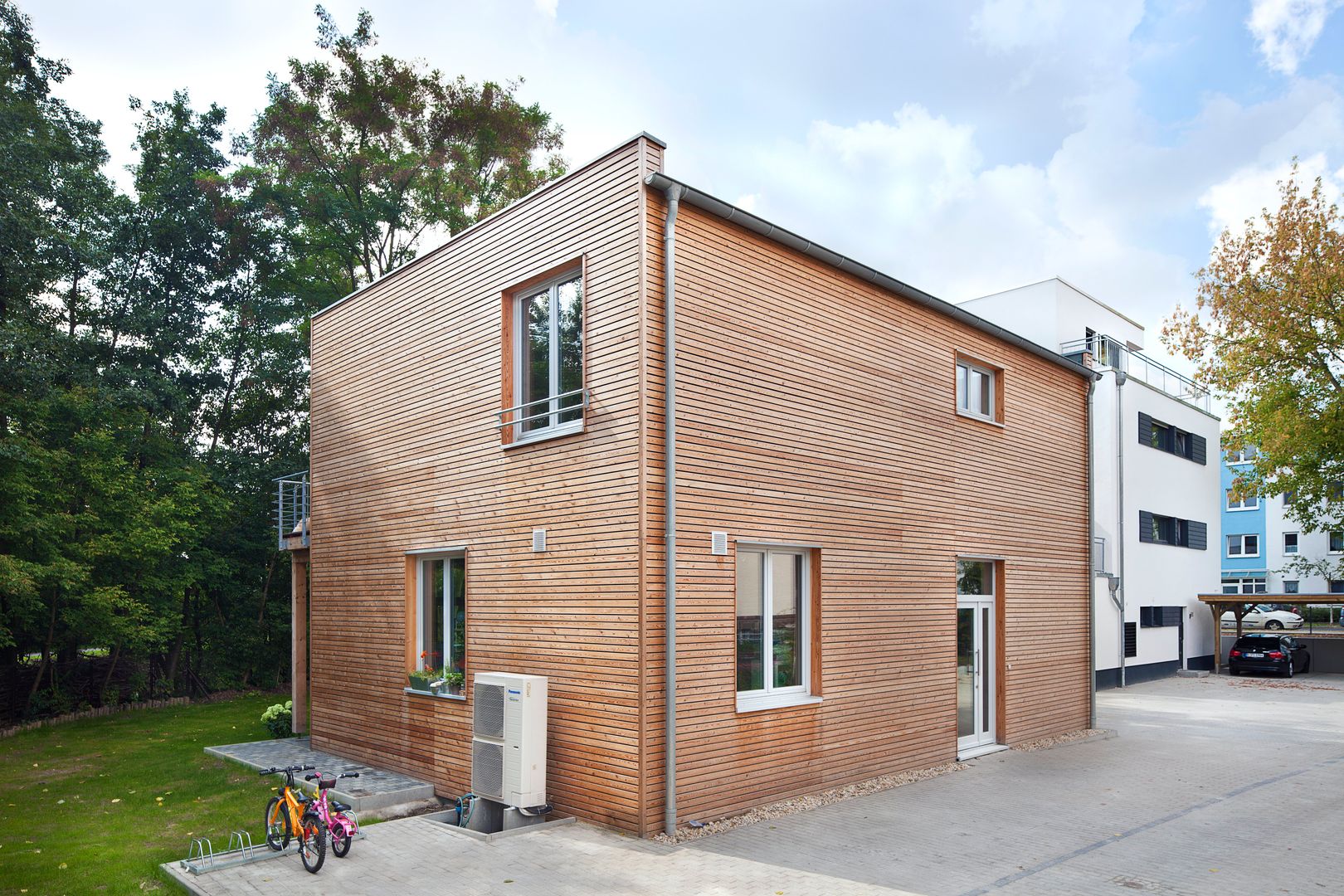 Haus Köpenick, Müllers Büro Müllers Büro Klassische Häuser Neubau, Holz, Fenster, Balkon, Terrasse, Dach, Einfamilienhaus, Außenansicht, Eingang