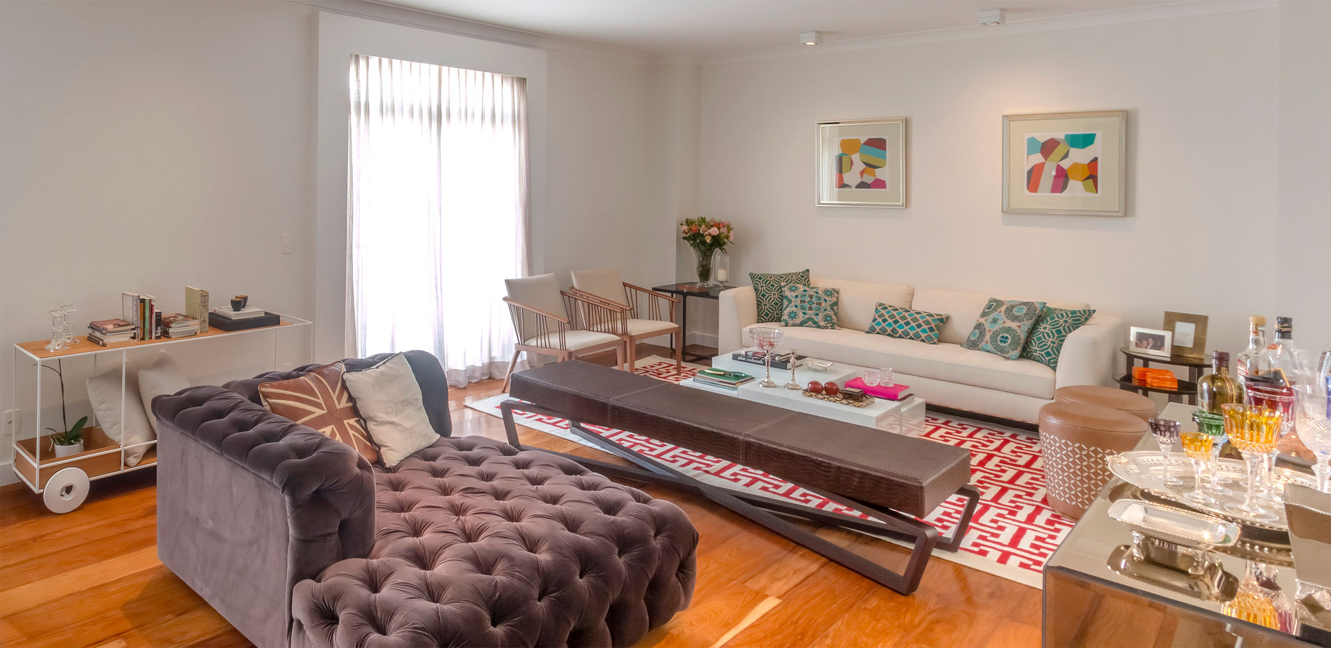 Sala de Estar contemporanea com chaise capitonê roxa Lnormand Interiores Salas de estar modernas sala de estar,tapete,almofada,decoração,móveis,design,clean,minimalista