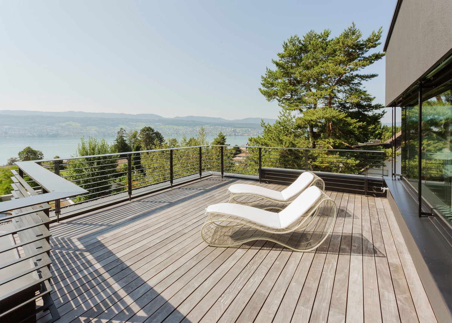 Objekt 336: Traumhaftes Einfamilienhaus mit Panoramablick , meier architekten zürich meier architekten zürich Balkon, Beranda & Teras Modern Kayu Wood effect