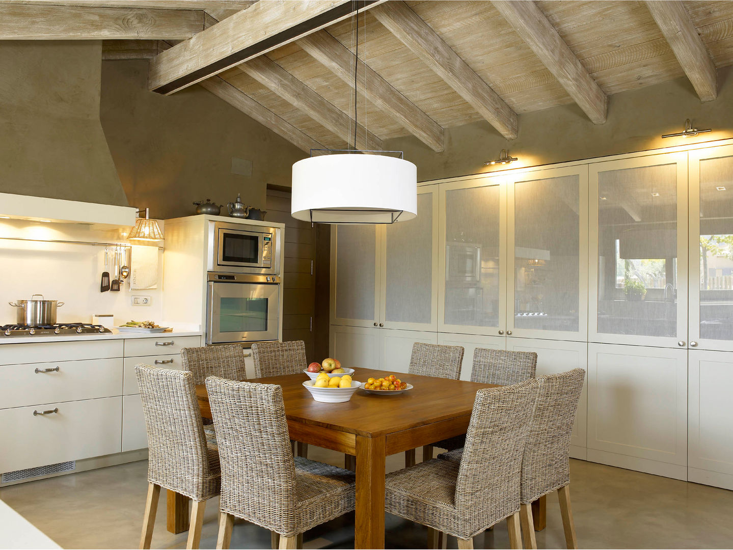 Tres espacios en uno: cocina, lavadero y planchador, DEULONDER arquitectura domestica DEULONDER arquitectura domestica Cozinhas rústicas
