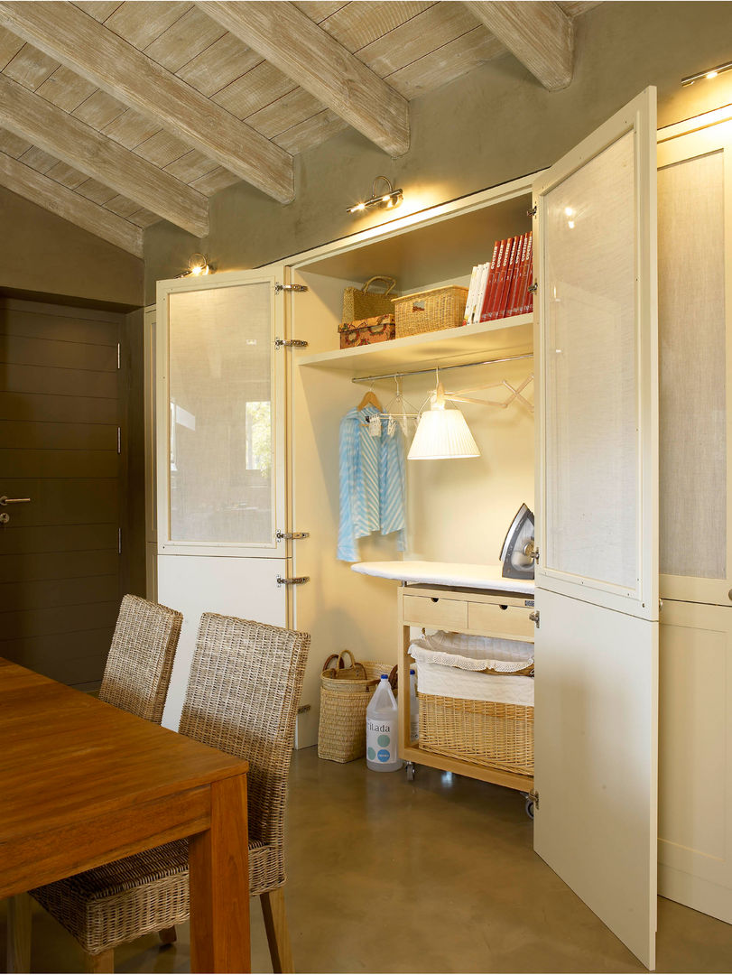 Tres espacios en uno: cocina, lavadero y planchador, DEULONDER arquitectura domestica DEULONDER arquitectura domestica ラスティックデザインの キッチン