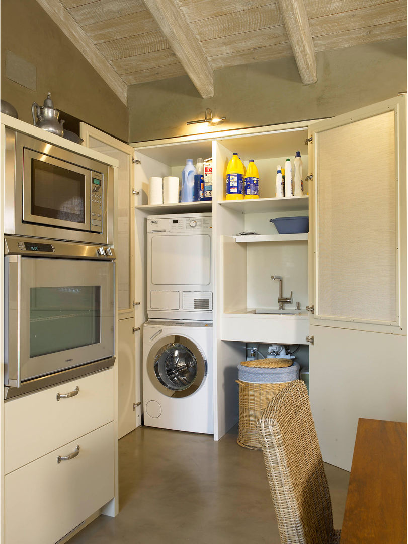 Zona de lavadero camuflada tras el armario DEULONDER arquitectura domestica Cocinas de estilo rústico