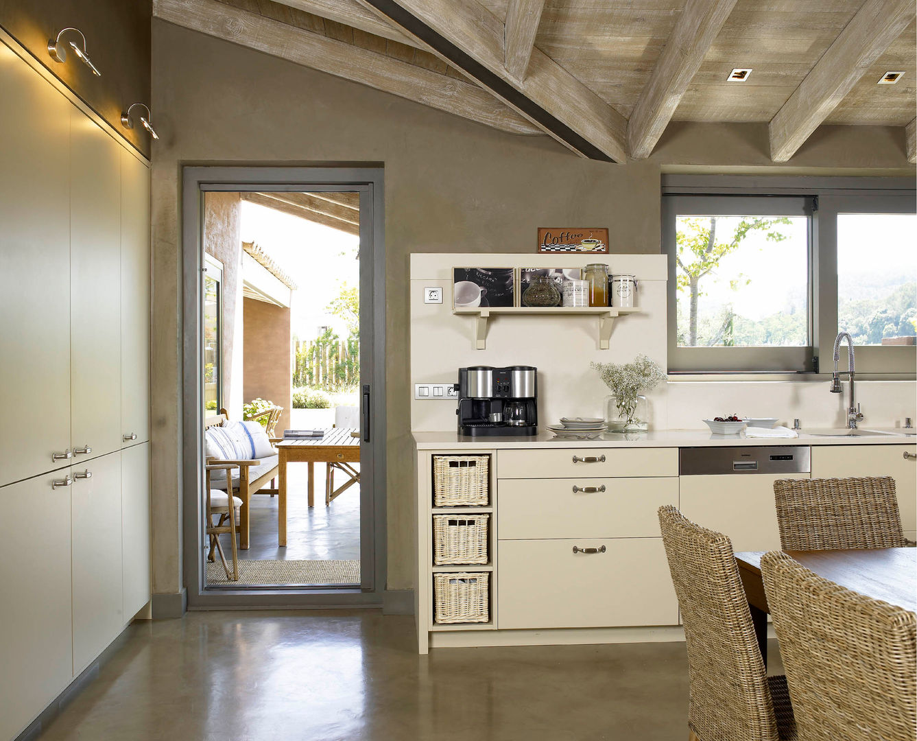 Tres espacios en uno: cocina, lavadero y planchador, DEULONDER arquitectura domestica DEULONDER arquitectura domestica 러스틱스타일 주방