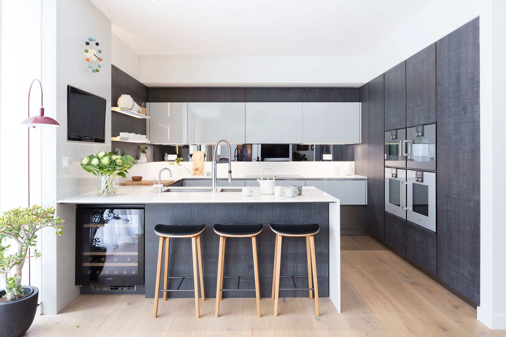 Modern New Home in Hampstead - kitchen bar Black and Milk | Interior Design | London Comedores de estilo moderno kitchen bar,kitchen,bar stool,black kitchen