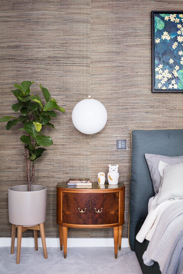 Modern New Home in Hampstead - Headboard Black and Milk | Interior Design | London Quartos modernos Mesa de cabeceira