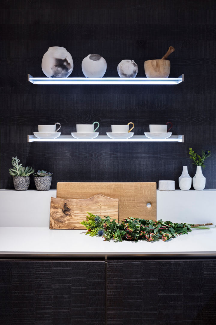 Modern New Home in Hampstead - Kitchen Black and Milk | Interior Design | London Cocinas modernas Vasos, cubiertos y vajilla