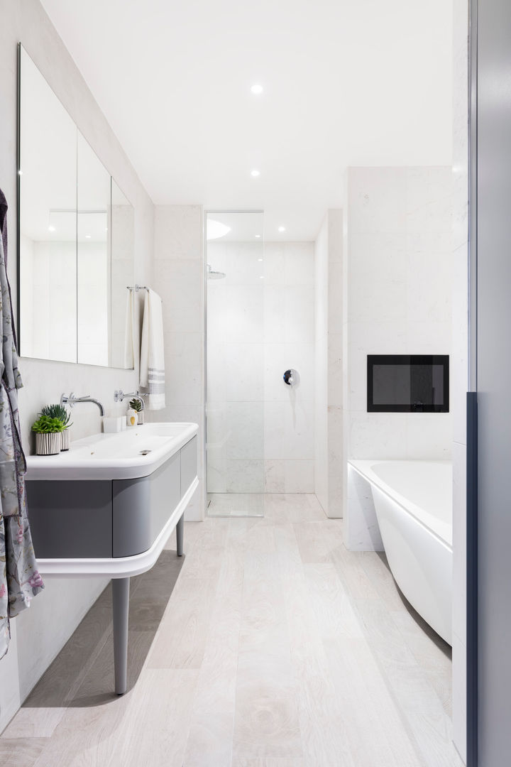 Modern New Home in Hampstead - master bathroom Black and Milk | Interior Design | London Salle de bain moderne Baignoires & douches