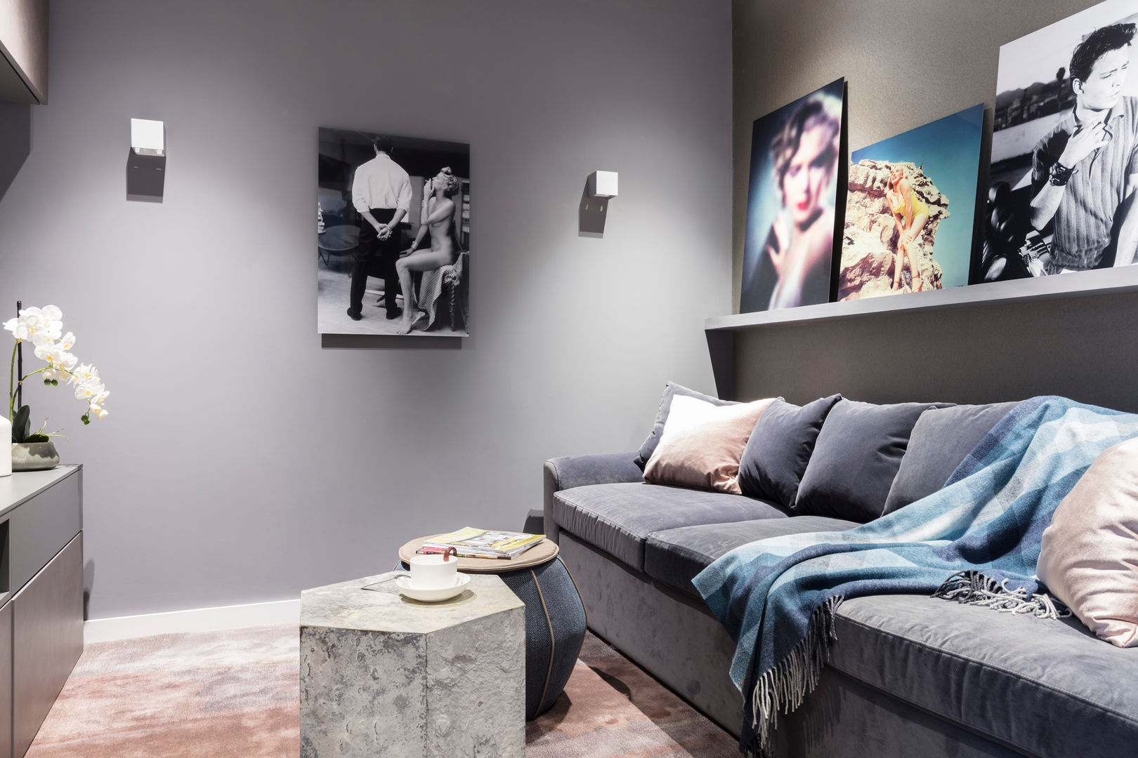 Modern New Home in Hampstead - media room Black and Milk | Interior Design | London Nowoczesny pokój multimedialny Meble