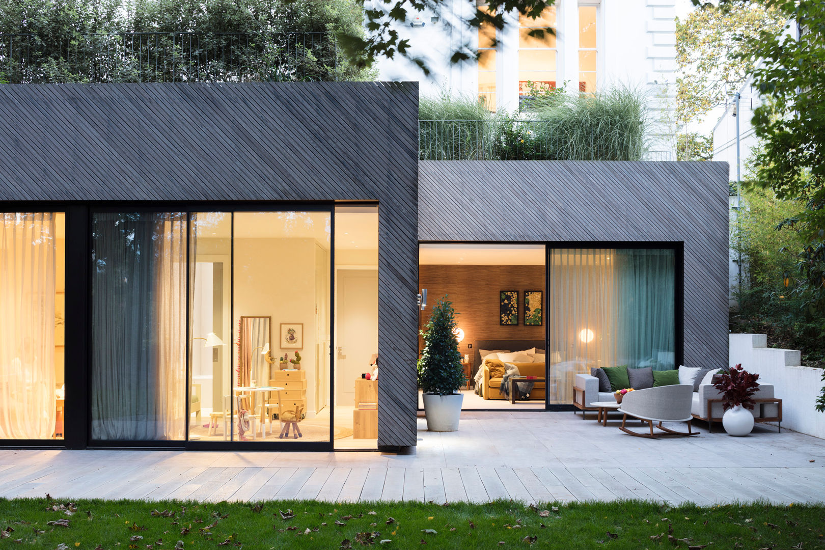 Modern New Home in Hampstead - patio Black and Milk | Interior Design | London Nowoczesny balkon, taras i weranda Meble