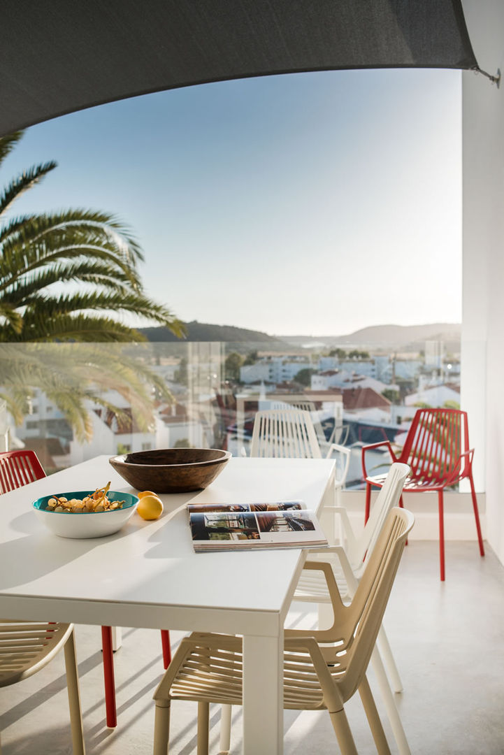 Terrace StudioArte Minimalistischer Balkon, Veranda & Terrasse terrace,dining table