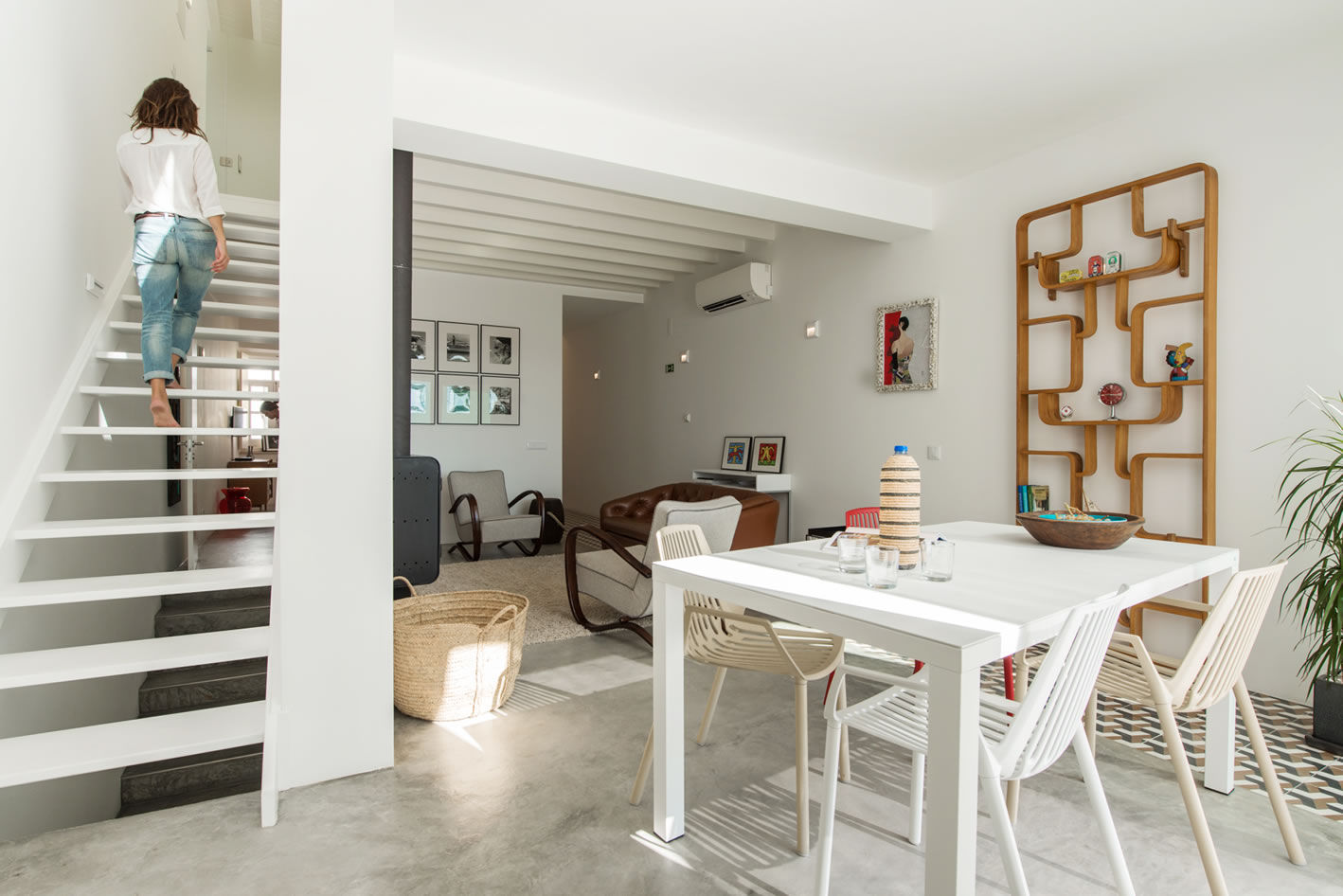 Livingroom StudioArte Minimalistische woonkamers livingroom,vintage,staircase,bookcase