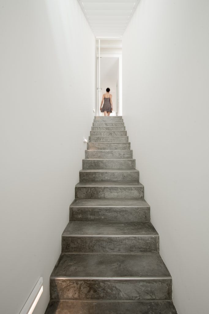 Stairs StudioArte Hành lang, sảnh & cầu thang phong cách tối giản Stairs,concrete flooring