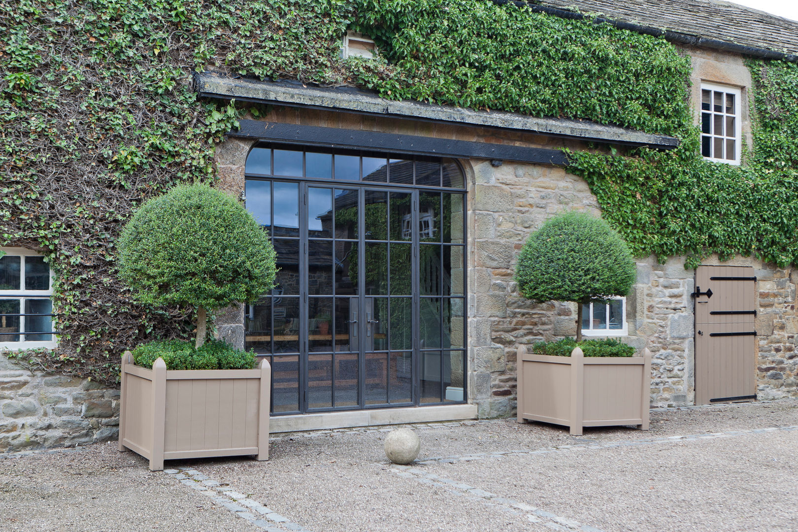 Bronze Screen with Slimline Doors on a Yorkshire Barn Conversion homify Portas Cobre/Bronze/Latão Portas