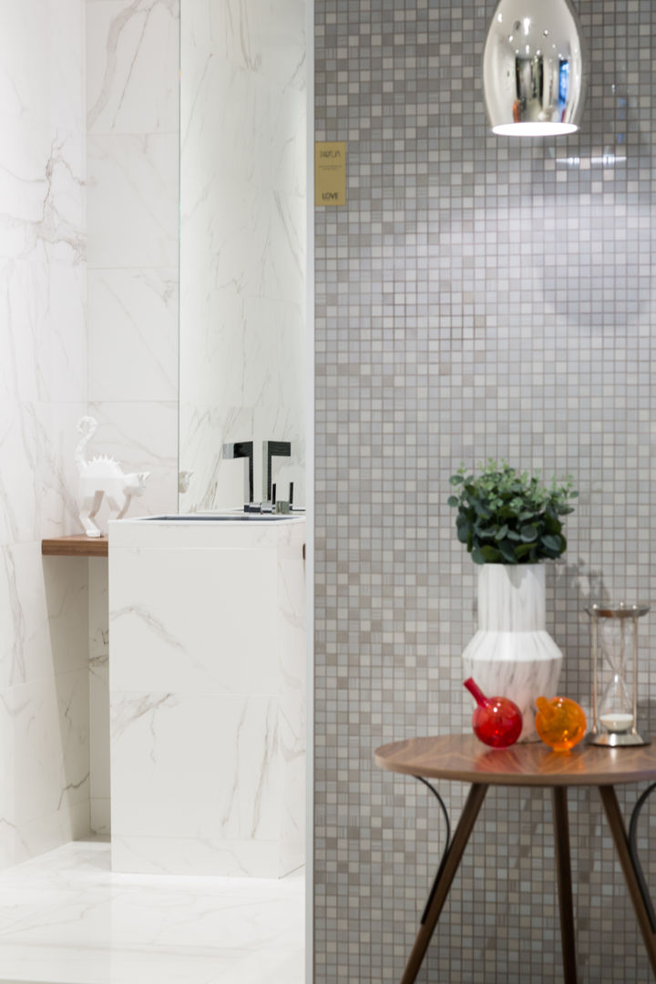 Urban Glam House . Showroom LoveTiles 2016, ÀS DUAS POR TRÊS, Arquitetura de Interiores e Decoração ÀS DUAS POR TRÊS, Arquitetura de Interiores e Decoração Modern bathroom