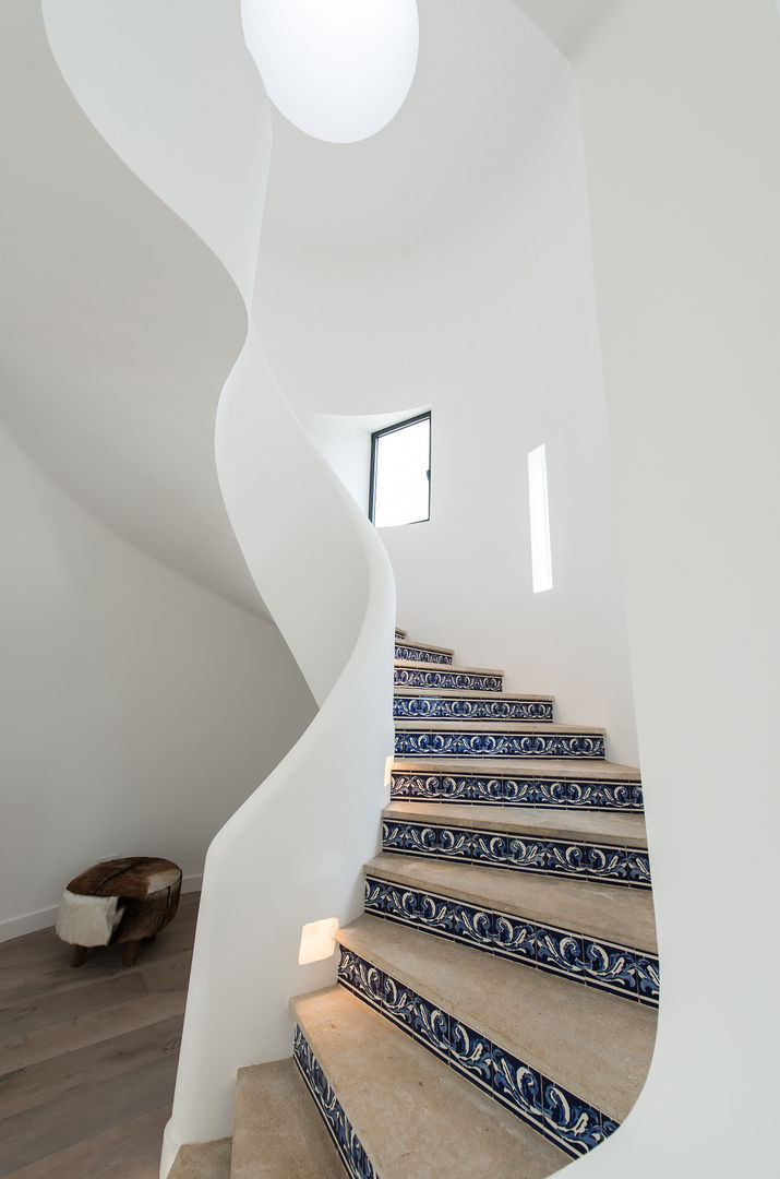 Stairs StudioArte Pasillos, vestíbulos y escaleras de estilo moderno tiles,stair