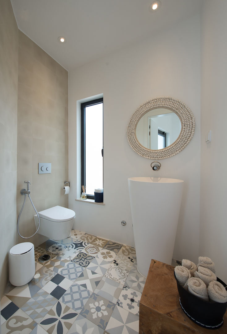 Toillet bathroom StudioArte حمام basin,toilet,tiles