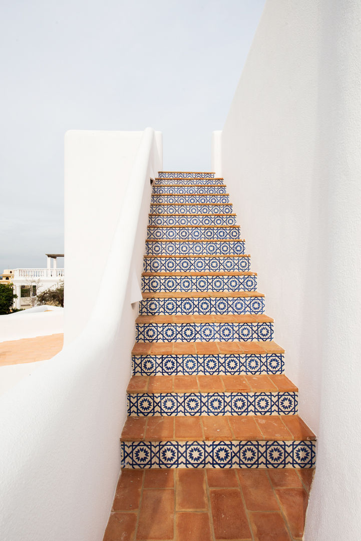 Outside stairs StudioArte Modern corridor, hallway & stairs Tiled stairs