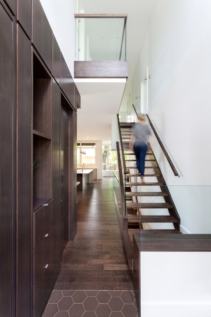 McKellar Park New Home, Jane Thompson Architect Jane Thompson Architect Modern corridor, hallway & stairs Wood Wood effect