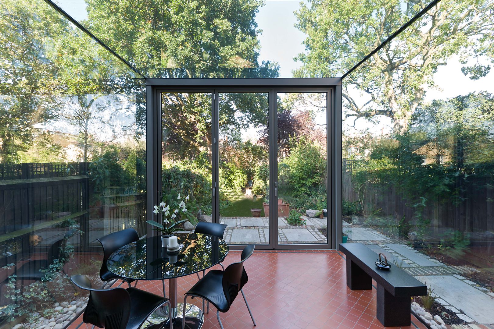 Frameless Glass Box Extension Trombe Ltd モダンデザインの ダイニング window,garden,roof,walls,cube,box,glazing,glass