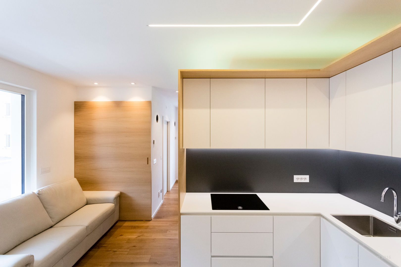 Piccolo appartamento open-space in edificio casa clima "A": Bello , Lemayr Thomas Lemayr Thomas ミニマルデザインの リビング