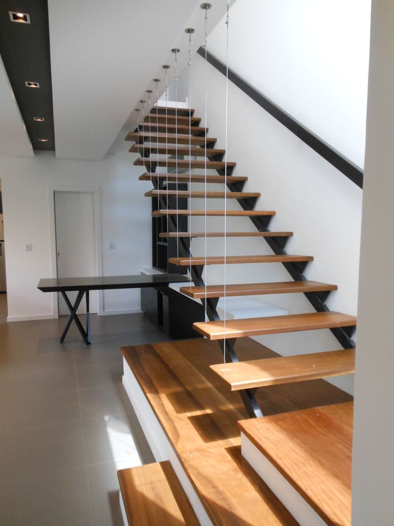 Casa Olinda, Cláudia Legonde Cláudia Legonde Modern corridor, hallway & stairs Wood Wood effect