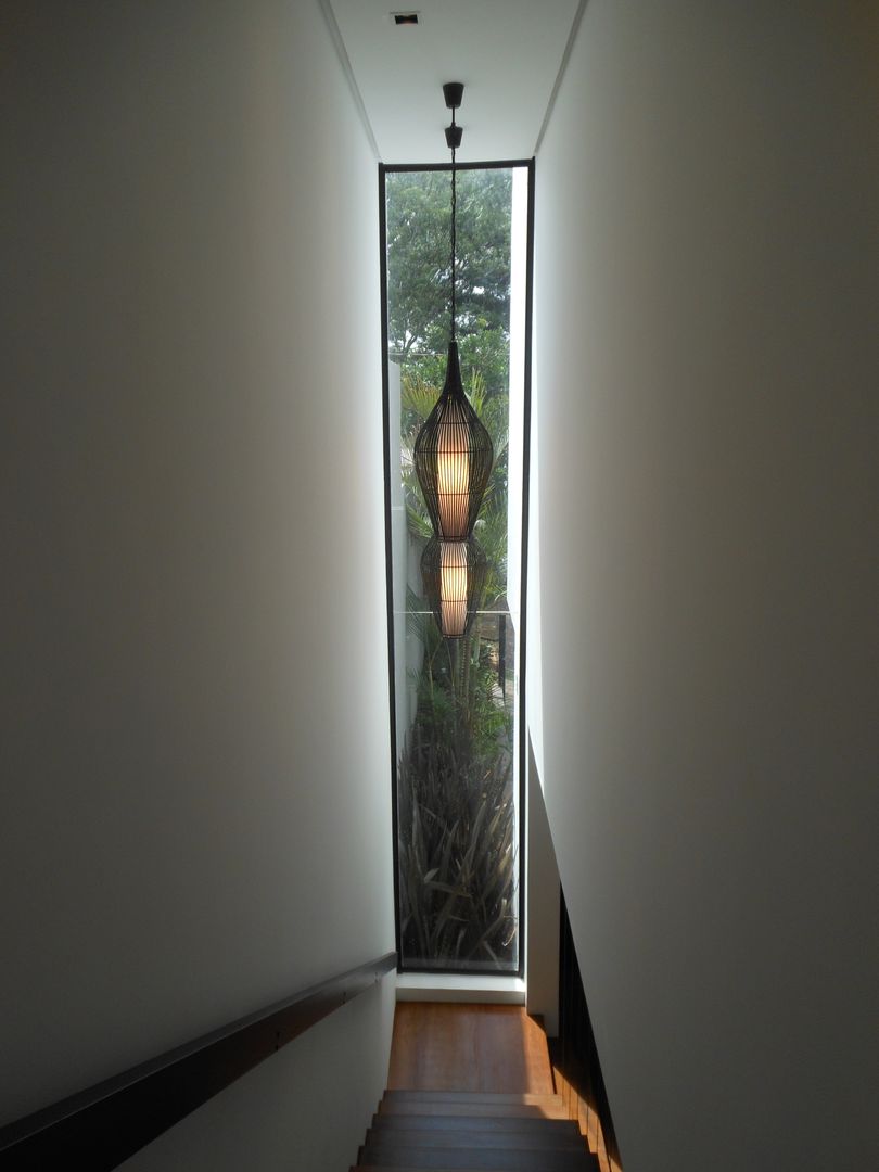 Casa Olinda, Cláudia Legonde Cláudia Legonde Modern corridor, hallway & stairs