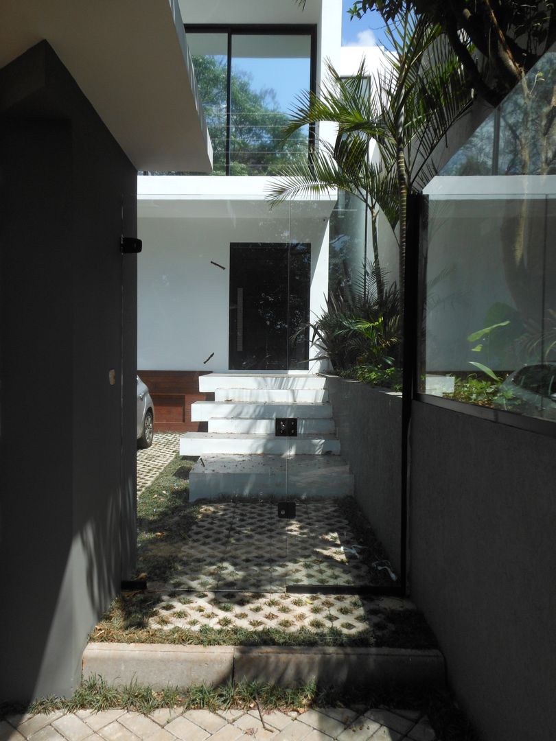 Casa Olinda, Cláudia Legonde Cláudia Legonde Modern corridor, hallway & stairs