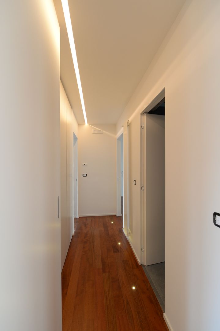 la casa di Angelo e Savina, yesHome yesHome Modern Corridor, Hallway and Staircase