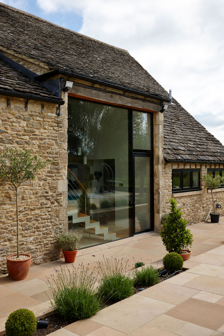 External shot Trombe Ltd Puertas y ventanas modernas doors,double height,glass,minimal frame