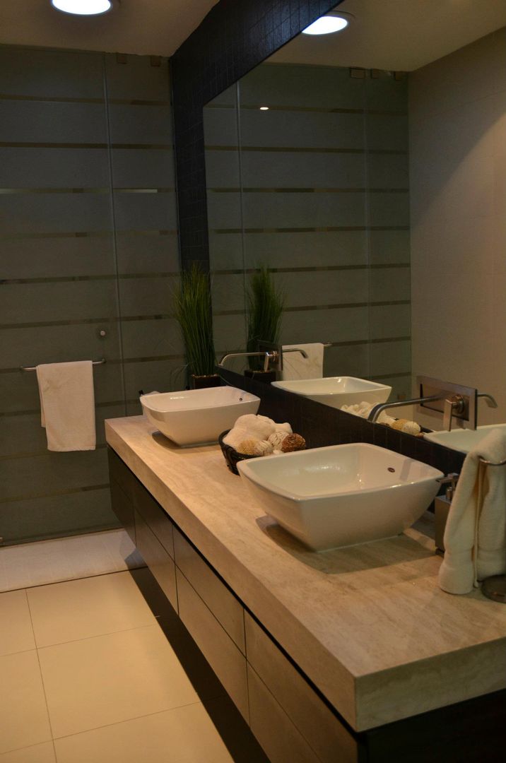 RESIDENCIA SAVOTINO, TREVINO.CHABRAND | Architectural Studio TREVINO.CHABRAND | Architectural Studio Modern style bathrooms