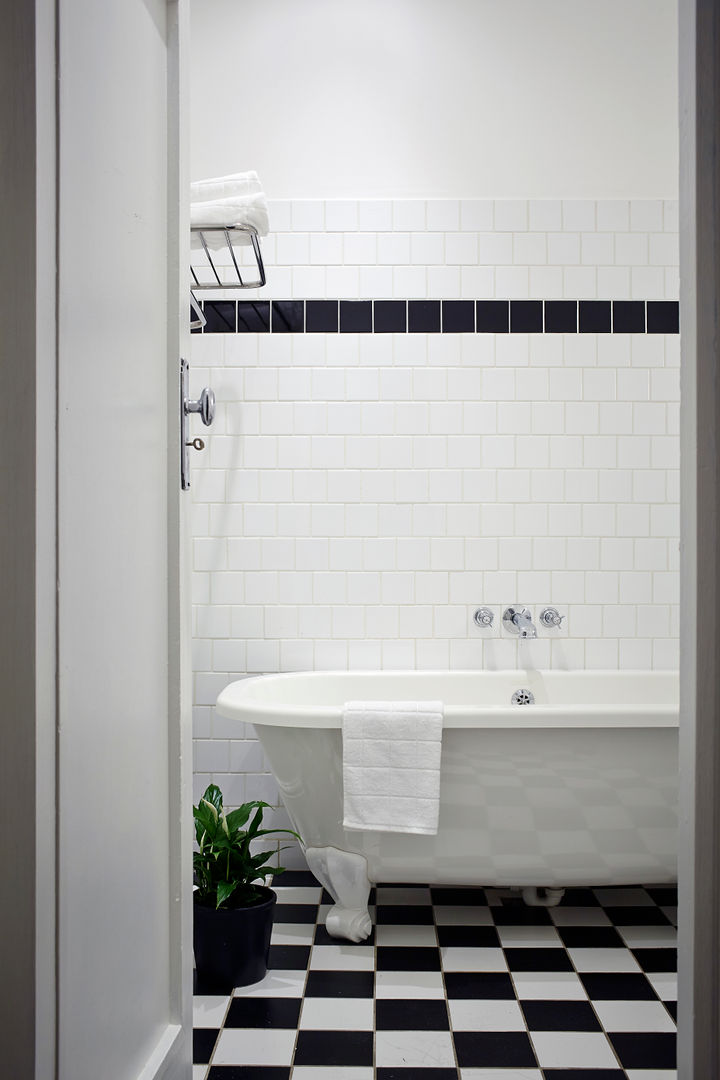 homify Classic style bathroom