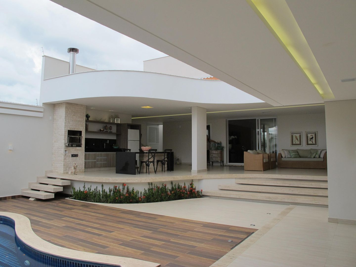 Casa Paranhos, Cia de Arquitetura Cia de Arquitetura クラシカルな 庭