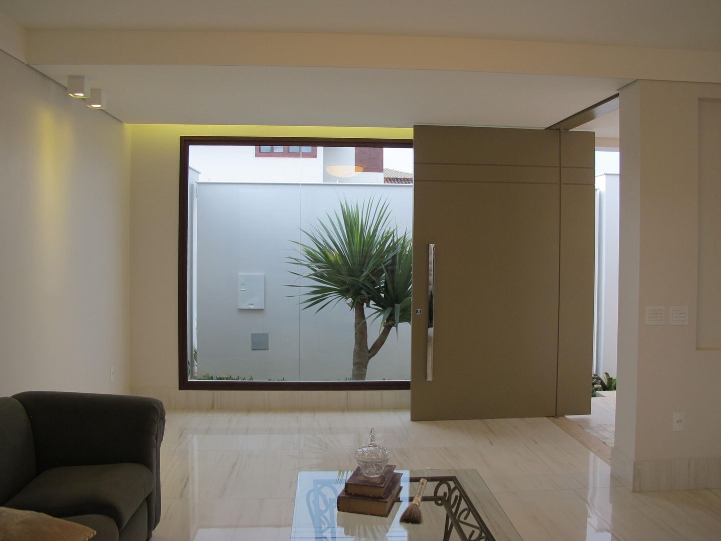 Casa Paranhos, Cia de Arquitetura Cia de Arquitetura Classic style corridor, hallway and stairs