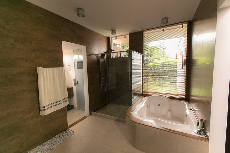Baño principal Arquitectura Positiva Baños de estilo tropical Baño,W.c,Bath,Restroom