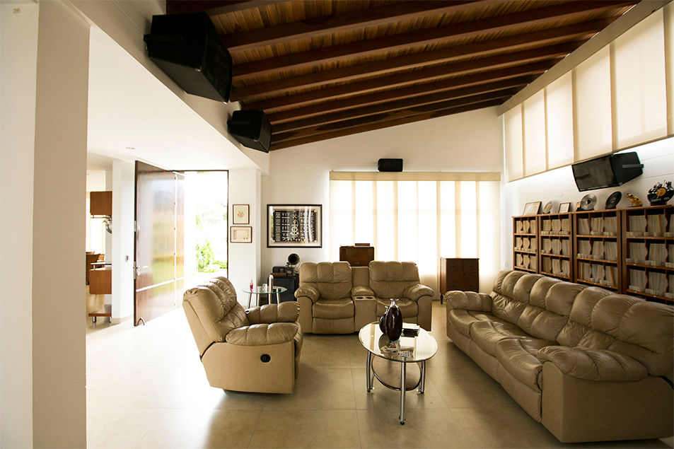 Sala Arquitectura Positiva Livings de estilo tropical