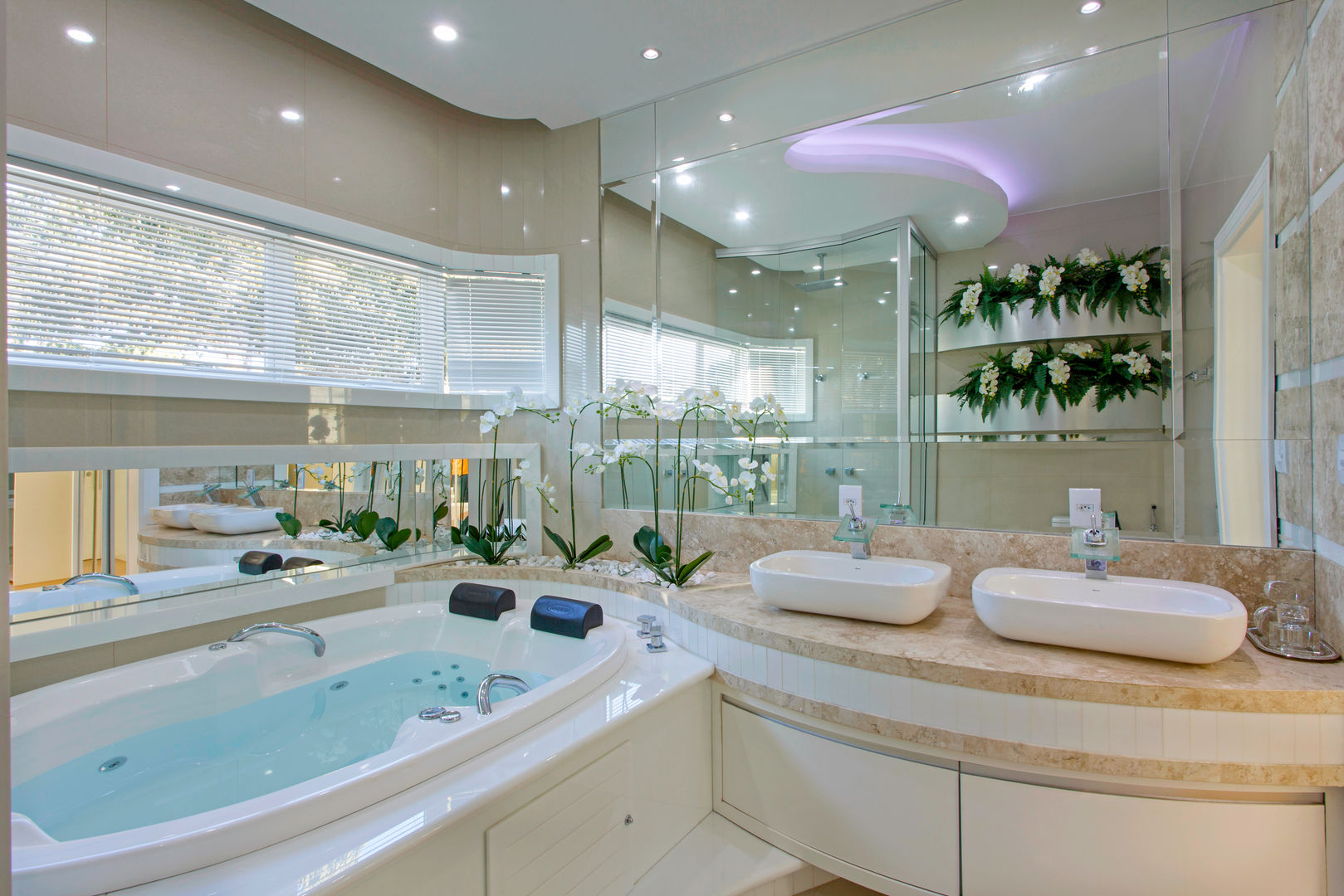 homify Modern bathroom سنگ مرمر